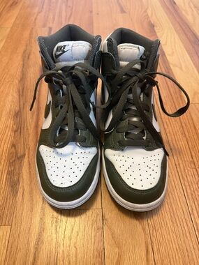 Nike Dunk High Retro in Youth size 5.5. Fits me and I am a women’s 7.5